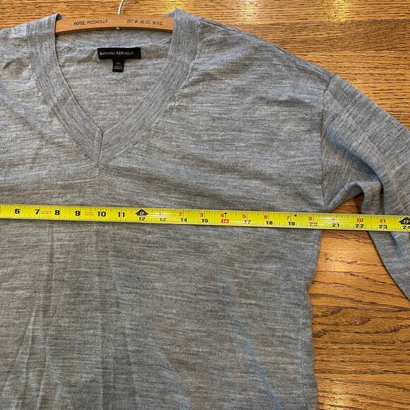 Banana Republic Gray V-Neck 100% Merino Wool Sweater Women’s Sz M EUC - Picture 6 of 9